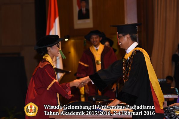 Wisuda Unpad Gel II TA 2015_2016  Fakultas Kedokteran oleh Rektor 241