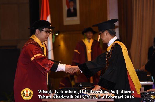Wisuda Unpad Gel II TA 2015_2016  Fakultas Kedokteran oleh Rektor 247