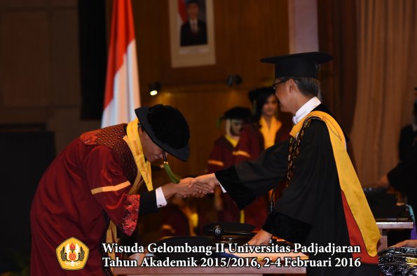 Wisuda Unpad Gel II TA 2015_2016  Fakultas Kedokteran oleh Rektor 248