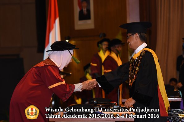Wisuda Unpad Gel II TA 2015_2016  Fakultas Kedokteran oleh Rektor 252