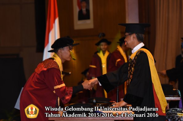Wisuda Unpad Gel II TA 2015_2016  Fakultas Kedokteran oleh Rektor 253