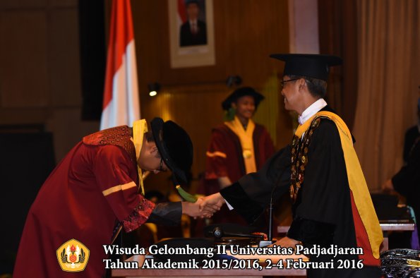 Wisuda Unpad Gel II TA 2015_2016  Fakultas Kedokteran oleh Rektor 254