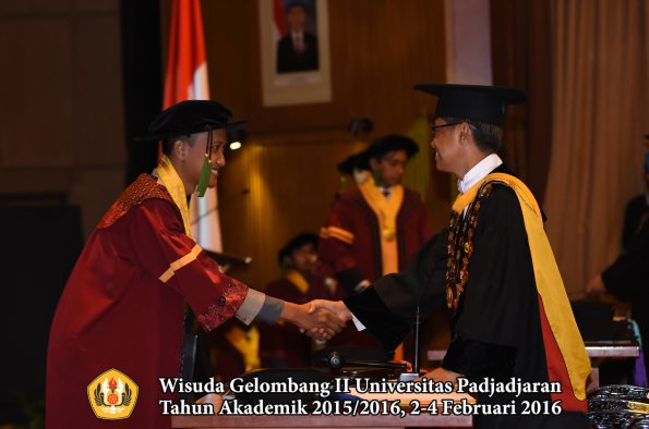 Wisuda Unpad Gel II TA 2015_2016  Fakultas Kedokteran oleh Rektor 255