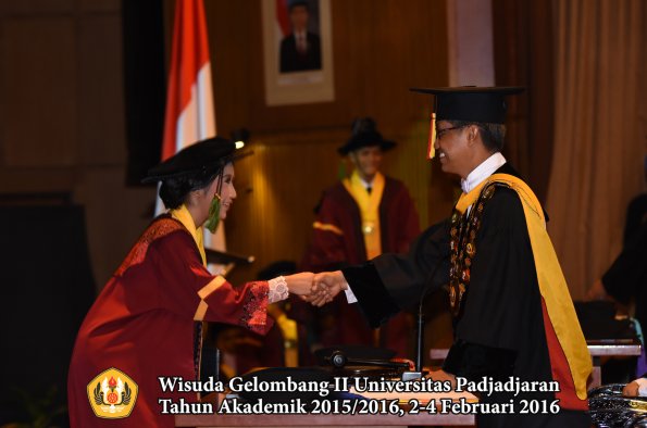 Wisuda Unpad Gel II TA 2015_2016  Fakultas Kedokteran oleh Rektor 257