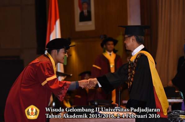 Wisuda Unpad Gel II TA 2015_2016  Fakultas Kedokteran oleh Rektor 259