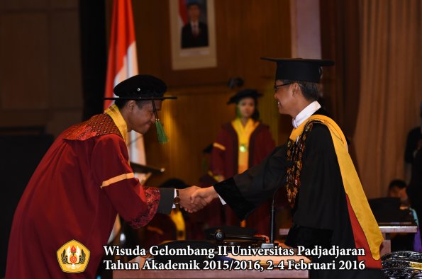 Wisuda Unpad Gel II TA 2015_2016  Fakultas Kedokteran oleh Rektor 260