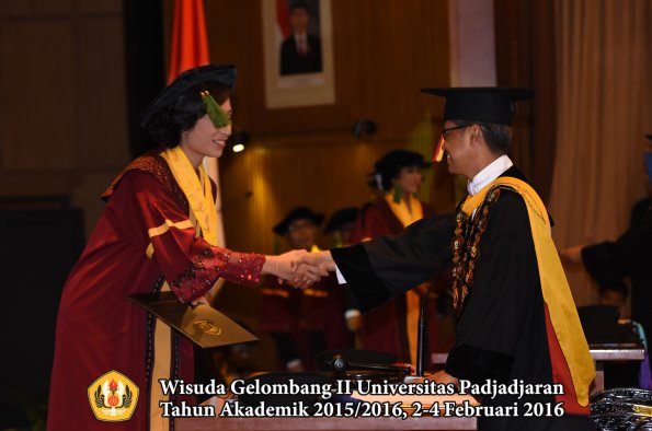 Wisuda Unpad Gel II TA 2015_2016  Fakultas Kedokteran oleh Rektor 268