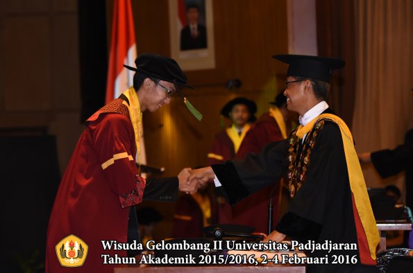Wisuda Unpad Gel II TA 2015_2016  Fakultas Kedokteran oleh Rektor 296