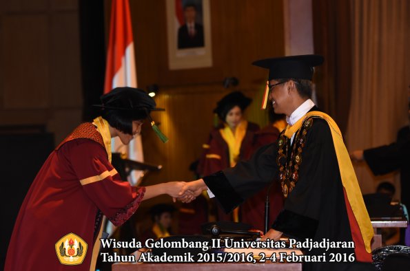 Wisuda Unpad Gel II TA 2015_2016  Fakultas Kedokteran oleh Rektor 315