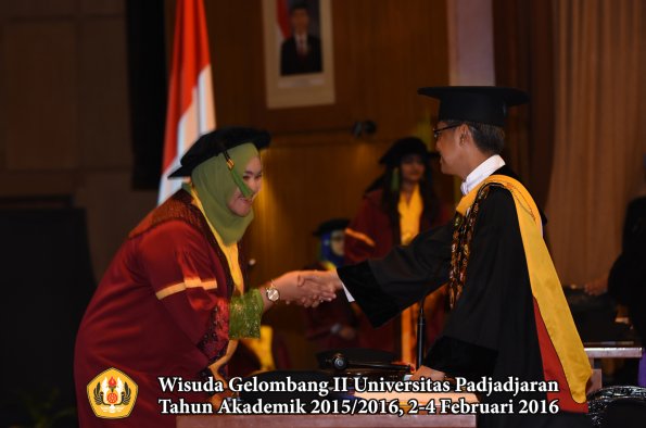 Wisuda Unpad Gel II TA 2015_2016  Fakultas Kedokteran oleh Rektor 343