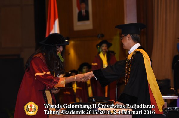 Wisuda Unpad Gel II TA 2015_2016  Fakultas Kedokteran oleh Rektor 344
