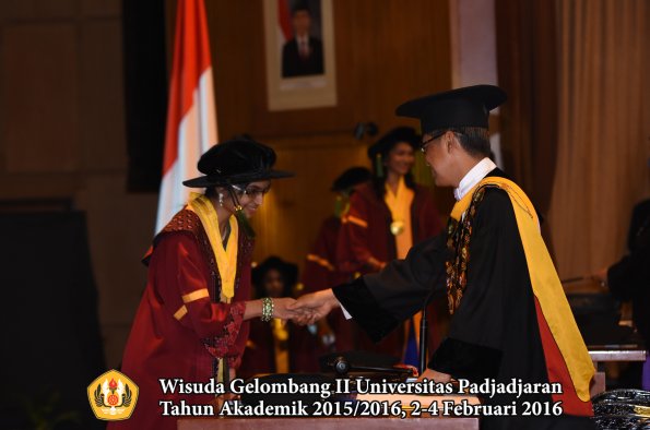 Wisuda Unpad Gel II TA 2015_2016  Fakultas Kedokteran oleh Rektor 347