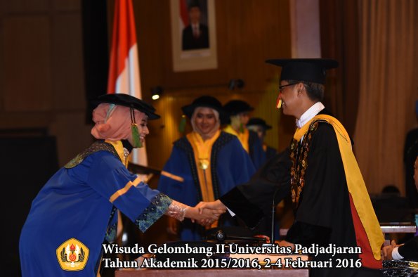 Wisuda Unpad Gel II TA 2015_2016  Fakultas Kedokteran oleh Rektor 354