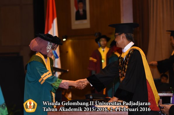 Wisuda Unpad Gel II TA 2015_2016  Fakultas Keperawatan oleh Rektor 005
