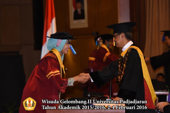 Wisuda Unpad Gel II TA 2015_2016  Fakultas Keperawatan oleh Rektor 012