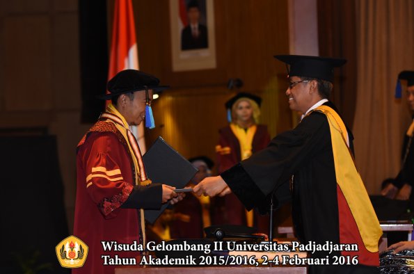 Wisuda Unpad Gel II TA 2015_2016  Fakultas Keperawatan oleh Rektor 016