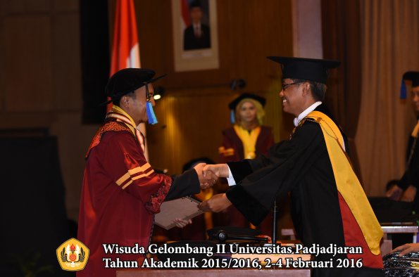 Wisuda Unpad Gel II TA 2015_2016  Fakultas Keperawatan oleh Rektor 017