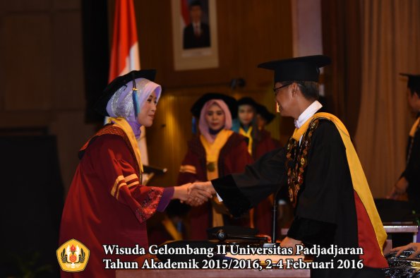 Wisuda Unpad Gel II TA 2015_2016  Fakultas Keperawatan oleh Rektor 020