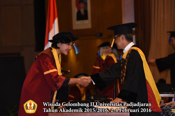 Wisuda Unpad Gel II TA 2015_2016  Fakultas Keperawatan oleh Rektor 025