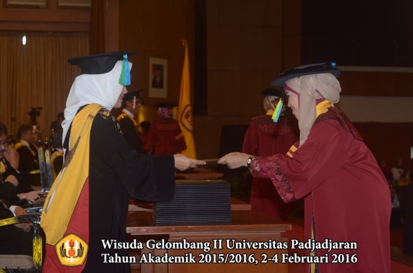 Wisuda Unpad Gel II TA 2015_2016 Fakultas Farmasi oleh Dekan  012