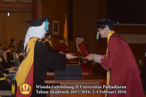 Wisuda Unpad Gel II TA 2015_2016 Fakultas Farmasi oleh Dekan  013