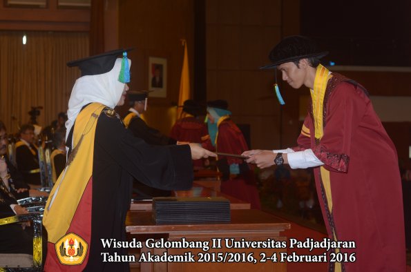Wisuda Unpad Gel II TA 2015_2016 Fakultas Farmasi oleh Dekan  030