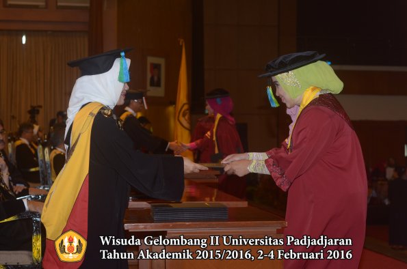 Wisuda Unpad Gel II TA 2015_2016 Fakultas Farmasi oleh Dekan  038