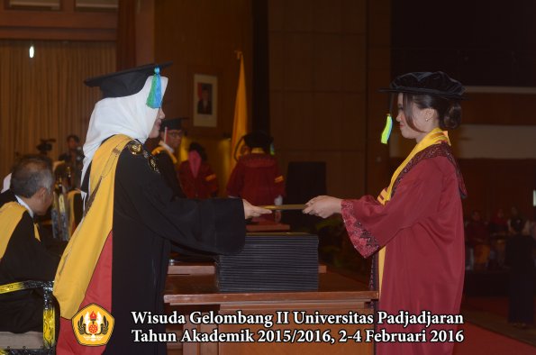Wisuda Unpad Gel II TA 2015_2016 Fakultas Farmasi oleh Dekan  061