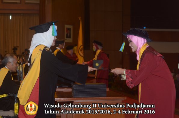 Wisuda Unpad Gel II TA 2015_2016 Fakultas Farmasi oleh Dekan  073