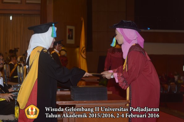 Wisuda Unpad Gel II TA 2015_2016 Fakultas Farmasi oleh Dekan  123