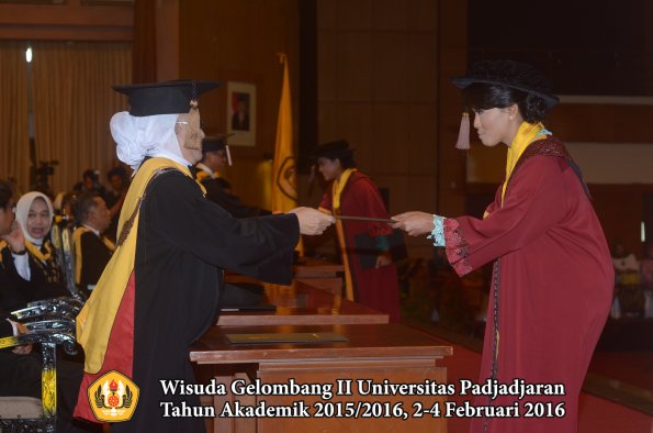 Wisuda Unpad Gel II TA 2015_2016 Fakultas Peternakan oleh Dekan 048