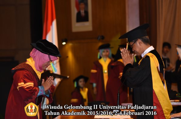 Wisuda Unpad Gel II TA 2015_2016  Fakultas Farmasi oleh Rektor  005