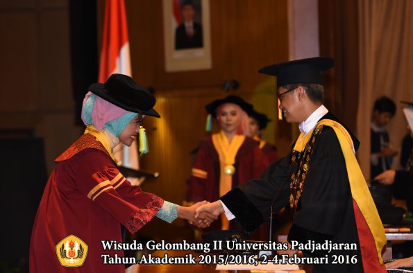 Wisuda Unpad Gel II TA 2015_2016  Fakultas Farmasi oleh Rektor  007