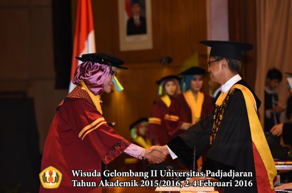Wisuda Unpad Gel II TA 2015_2016  Fakultas Farmasi oleh Rektor  010