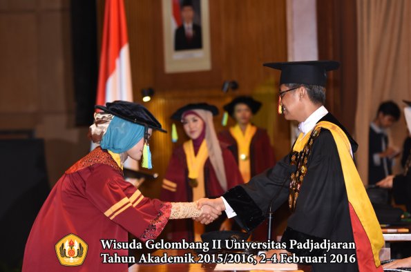 Wisuda Unpad Gel II TA 2015_2016  Fakultas Farmasi oleh Rektor  011