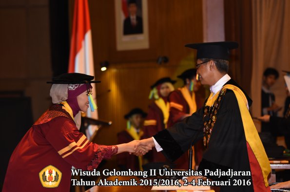 Wisuda Unpad Gel II TA 2015_2016  Fakultas Farmasi oleh Rektor  012
