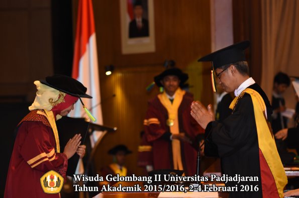Wisuda Unpad Gel II TA 2015_2016  Fakultas Farmasi oleh Rektor  014