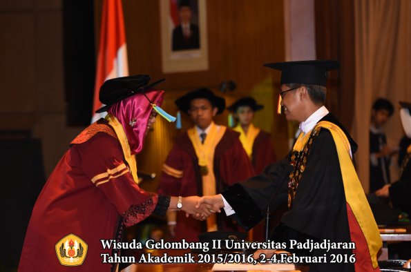 Wisuda Unpad Gel II TA 2015_2016  Fakultas Farmasi oleh Rektor  022