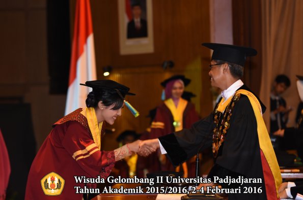 Wisuda Unpad Gel II TA 2015_2016  Fakultas Farmasi oleh Rektor  053