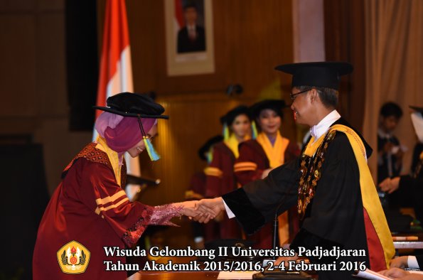 Wisuda Unpad Gel II TA 2015_2016  Fakultas Farmasi oleh Rektor  054