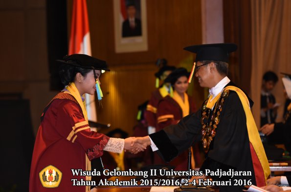 Wisuda Unpad Gel II TA 2015_2016  Fakultas Farmasi oleh Rektor  055