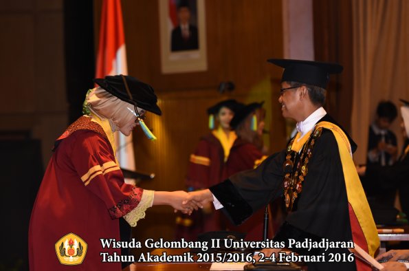 Wisuda Unpad Gel II TA 2015_2016  Fakultas Farmasi oleh Rektor  076