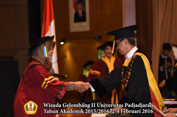Wisuda Unpad Gel II TA 2015_2016  Fakultas Farmasi oleh Rektor  077