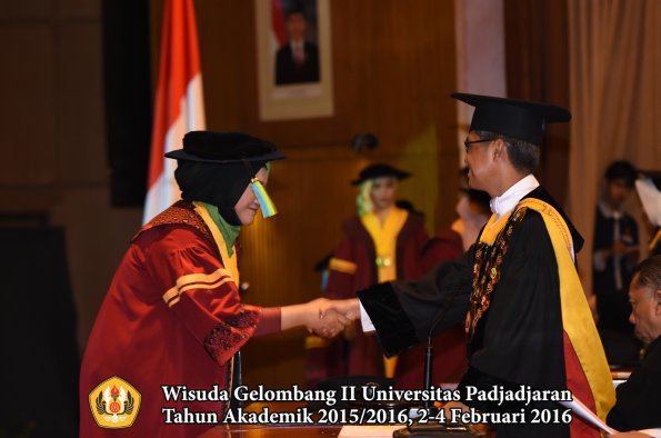 Wisuda Unpad Gel II TA 2015_2016  Fakultas Farmasi oleh Rektor  083