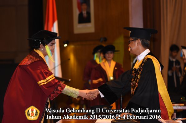 Wisuda Unpad Gel II TA 2015_2016  Fakultas Farmasi oleh Rektor  099