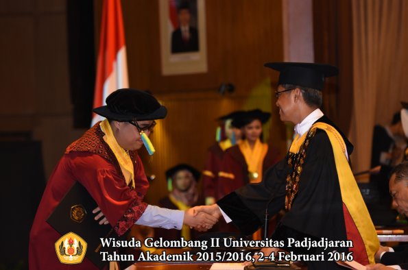 Wisuda Unpad Gel II TA 2015_2016  Fakultas Farmasi oleh Rektor  101