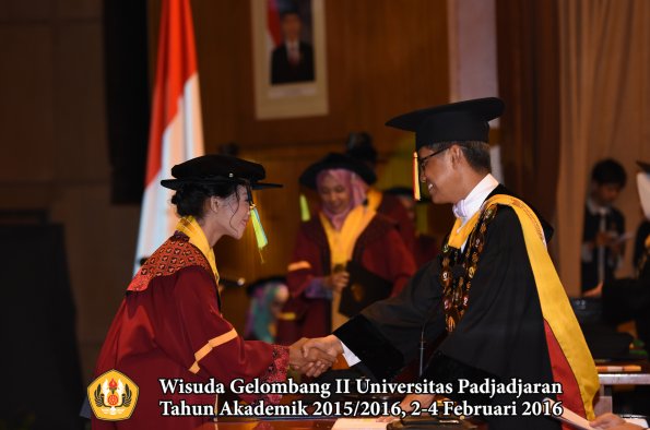Wisuda Unpad Gel II TA 2015_2016  Fakultas Farmasi oleh Rektor  107