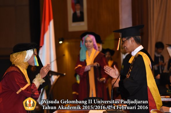 Wisuda Unpad Gel II TA 2015_2016  Fakultas Farmasi oleh Rektor  111