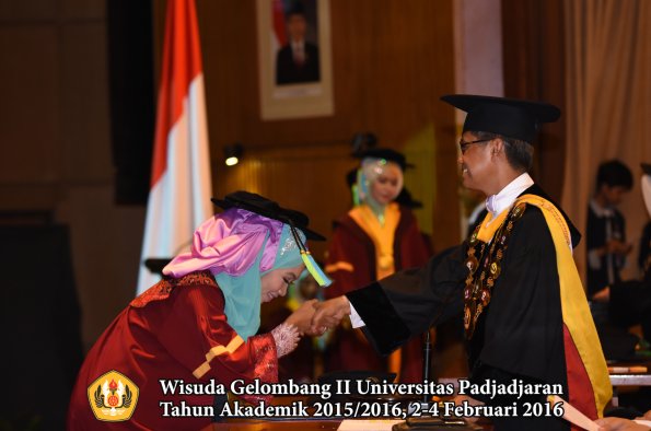 Wisuda Unpad Gel II TA 2015_2016  Fakultas Farmasi oleh Rektor  112