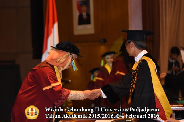 Wisuda Unpad Gel II TA 2015_2016  Fakultas Farmasi oleh Rektor  155